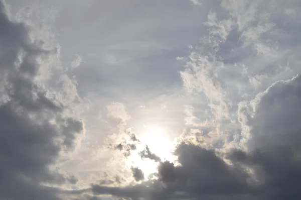 Güzel dramatik gökyüzü güneş — Stok fotoğraf
