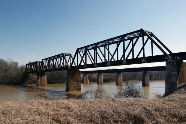 Eisenbahnbrücke über den Fluss — Stockfoto