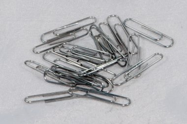 Kağıt ataçları beyaz arkaplanda izole edildi