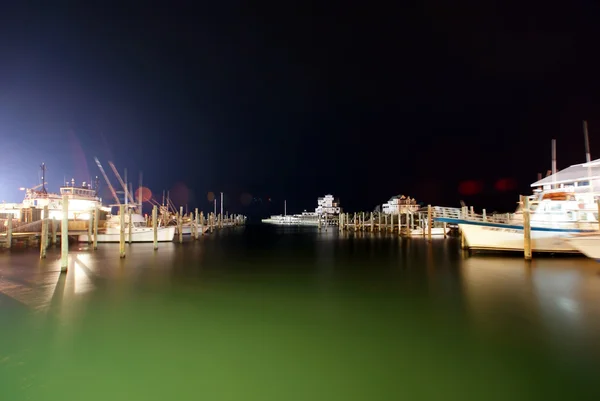 Barcos en movimiento en el puerto deportivo por la noche —  Fotos de Stock