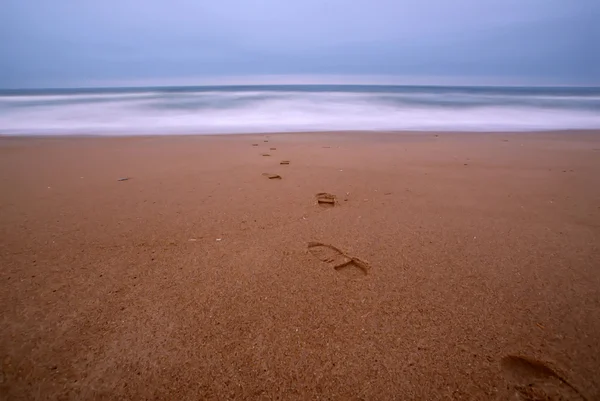 Voetafdrukken op het strand — Stockfoto