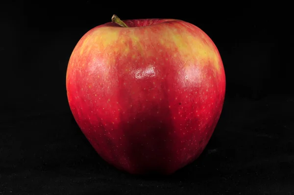 Свежий красный яблоко на черном фоне — стоковое фото