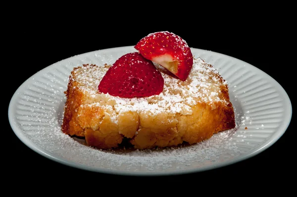 Pastel de libra con fresa en negro — Foto de Stock