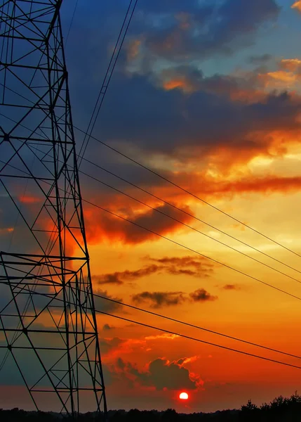 Energía de red eléctrica líneas de transmisión de alta tensión pylo — Foto de Stock