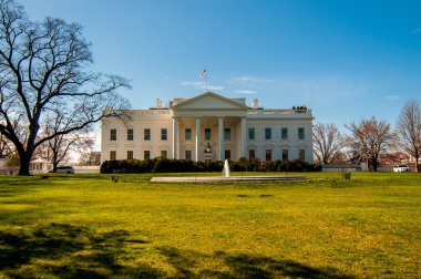 Washington 'daki Beyaz Saray. Güzel mavi gökyüzü.