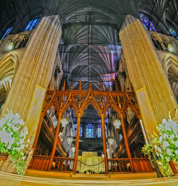 Intérieur d'une cathédrale nationale gothique architecture classique — Photo