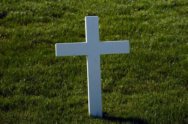 A lone marble cross at a cemetery — Stock Photo, Image