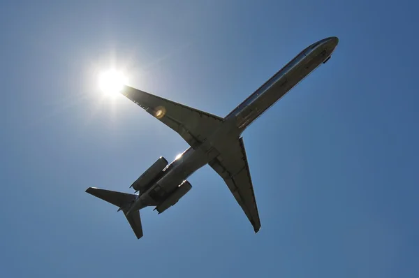 Jet zbliża się lotnisko — Zdjęcie stockowe