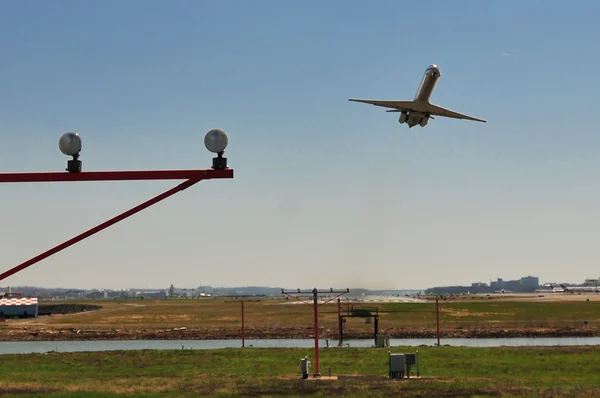 Jet approaching airport — Stock Photo, Image