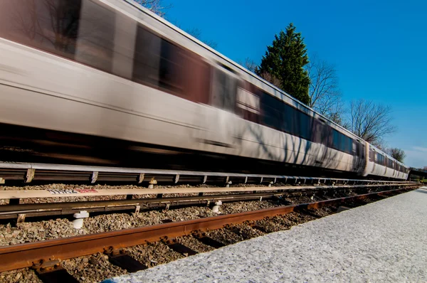 Metra jednotka opouští stanici — Stock fotografie