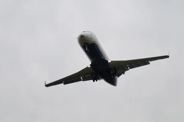 Avião voando para aeroporto washington dc — Fotografia de Stock