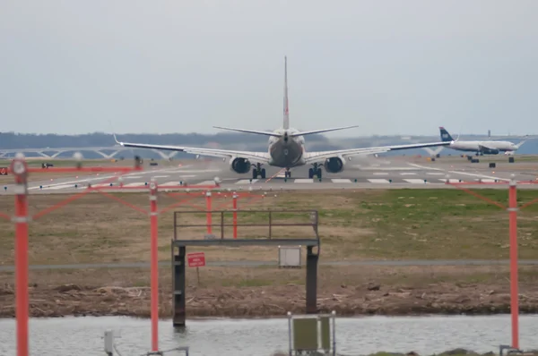 Avion volant à l'aéroport de Washington DC — Photo