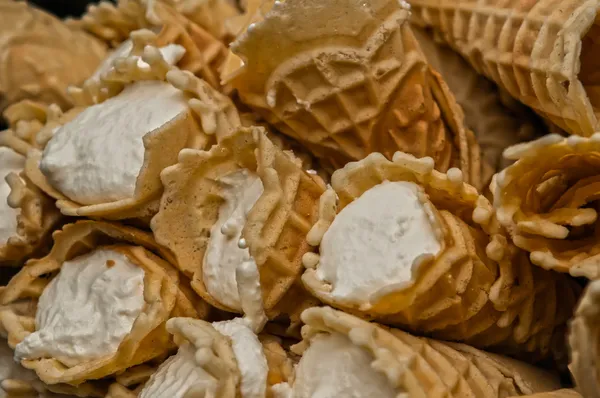 Traditionella pizzelle holiday cookies cannoli — Stockfoto