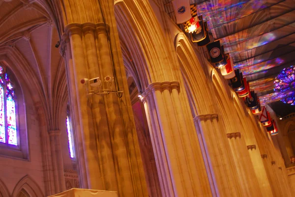 Interno di una cattedrale nazionale architettura gotica classica — Foto Stock