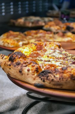Yüce et dilimlenmiş ve yemeye hazır pizza çalışır