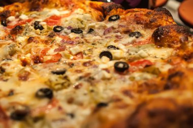 Yüce et dilimlenmiş ve yemeye hazır pizza çalışır