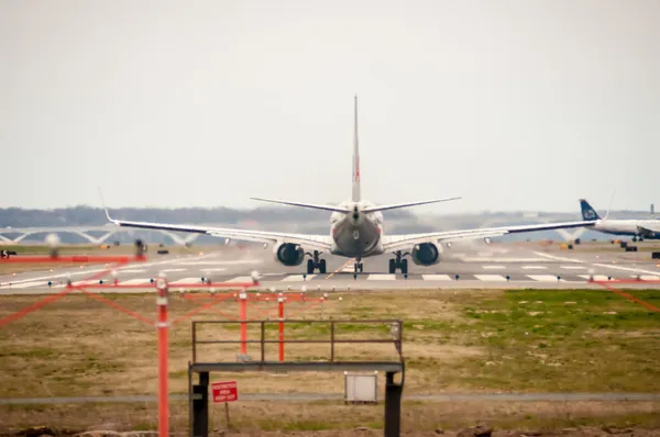 Aereo in partenza dalla pista — Foto Stock