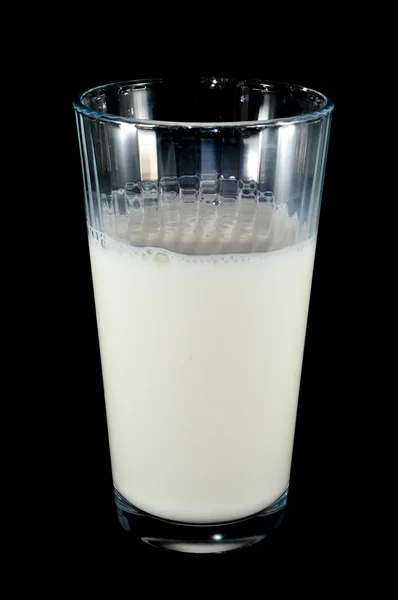 Vaso de leche sobre fondo negro — Foto de Stock