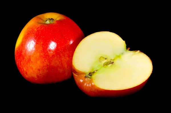 Нарезанные яблоки на черном фоне — стоковое фото