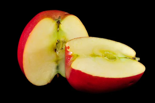 黒の背景にスライスされたりんご — ストック写真