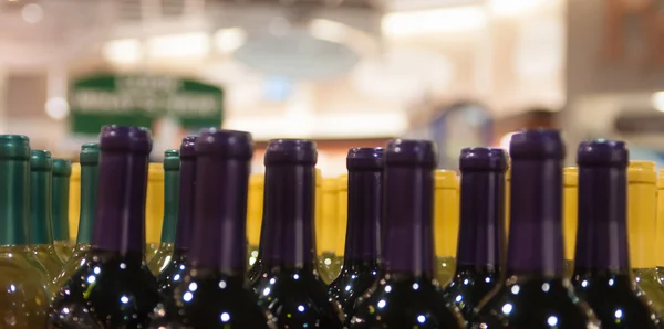 Бутылки вина выстрел с ограниченной глубиной резкости на дисплее в ли — стоковое фото