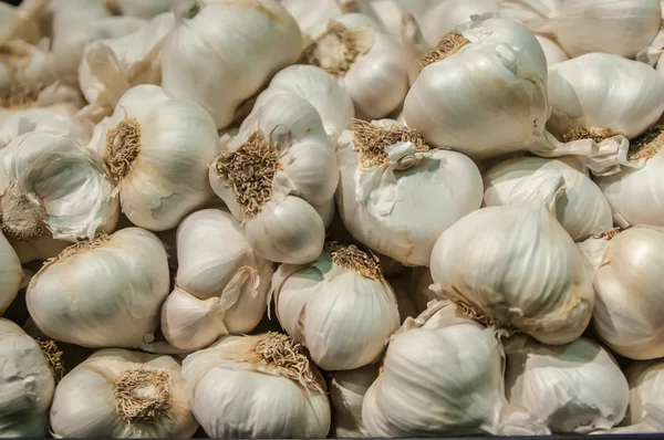 Garlic on display at farmers market — Stock Photo, Image