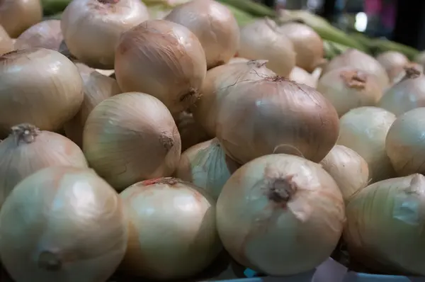 Onions on Display at Farmer's Market — Stock Photo, Image