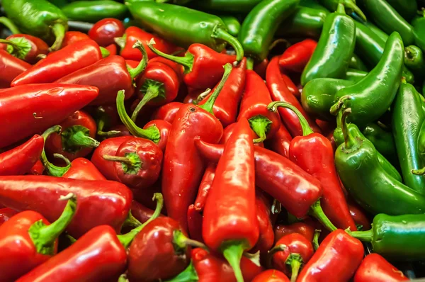 Läckra färsk grön och röd chili frukt visas på industrihallar — Stockfoto