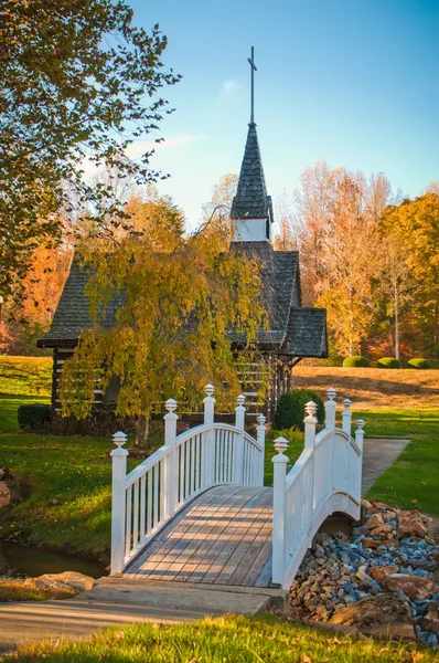 Pequeña capilla cruzando el puente en otoño —  Fotos de Stock