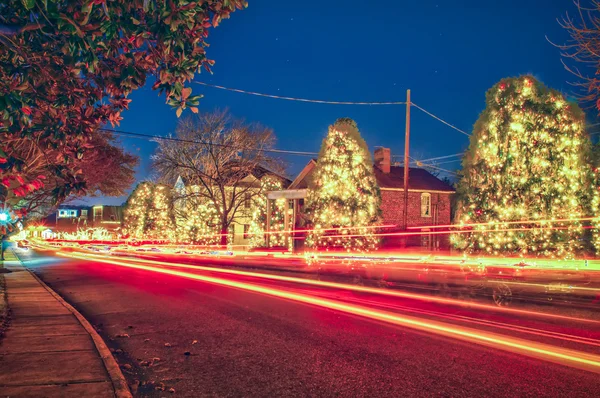 Kerstmis stad straten ingericht voor vakantie — Stockfoto