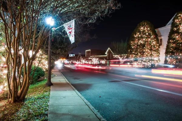 Kerstmis stad straten ingericht voor vakantie — Stockfoto
