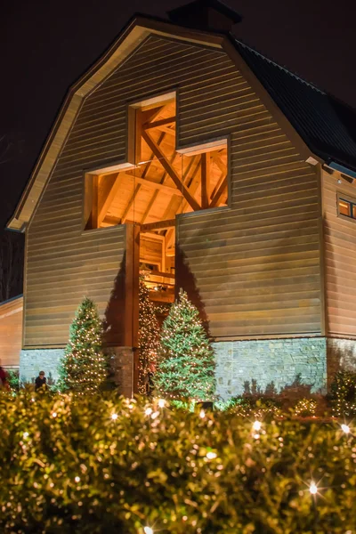 Cruz arquitetônica em uma aldeia decorada para o tempo de Natal — Fotografia de Stock