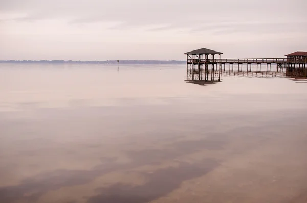 Pier op een meer — Stockfoto