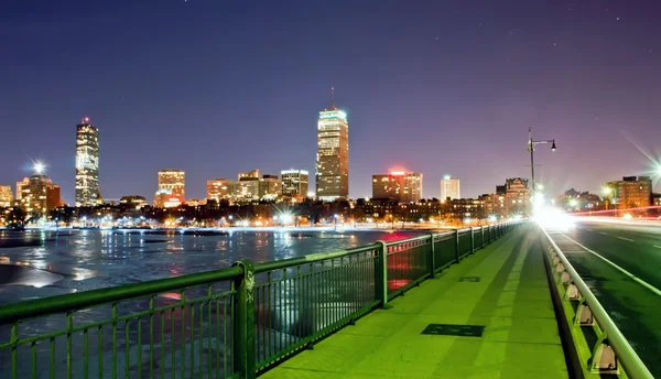 Una vista al tramonto di Boston attraverso il fiume Charles da Cambridge — Foto Stock