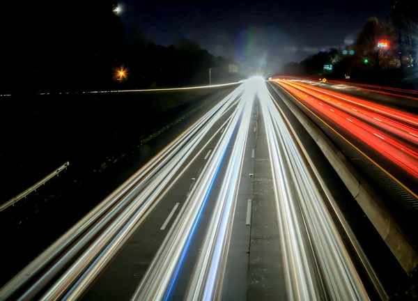 De pie en coche a un lado de la carretera por la noche en la ciudad — Foto de Stock