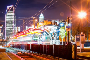 Charlotte şehir manzarası gece sahne ile hafif raylı sistem lynx t
