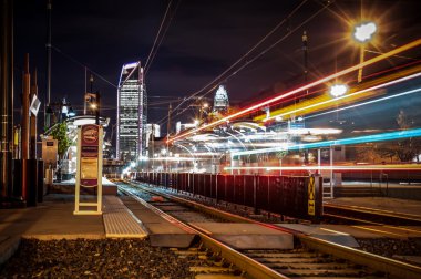 Charlotte şehir manzarası gece sahne ile hafif raylı sistem lynx t