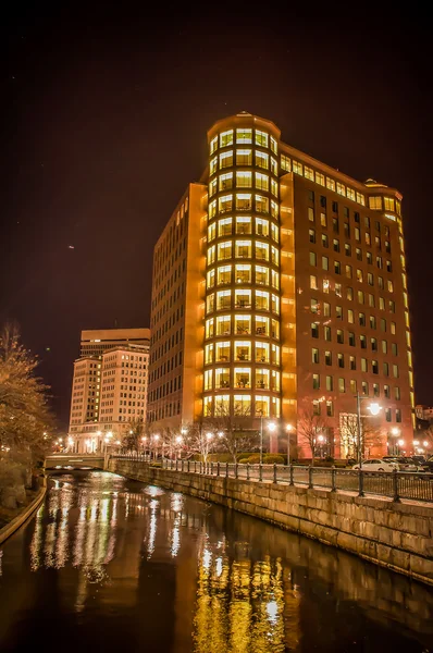 Mooie reflecties in providence rivier — Stockfoto