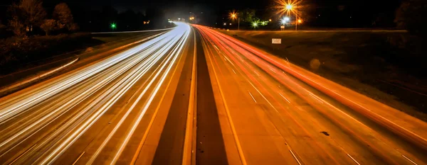 De pie en coche a un lado de la carretera por la noche en la ciudad — Foto de Stock