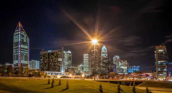 Charlotte city skyline Nattscen — Stockfoto