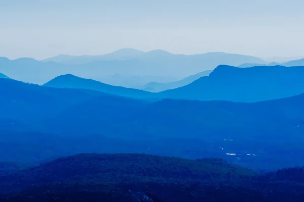 Μπλε κορυφογραμμή parkway γραφικά βουνά έχουν θέα — Φωτογραφία Αρχείου