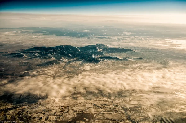 Panoramisch uitzicht van het landschap van de bergketen — Stockfoto