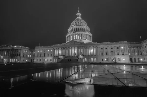 Capitol stavba v noci černá a bílá — Stock fotografie