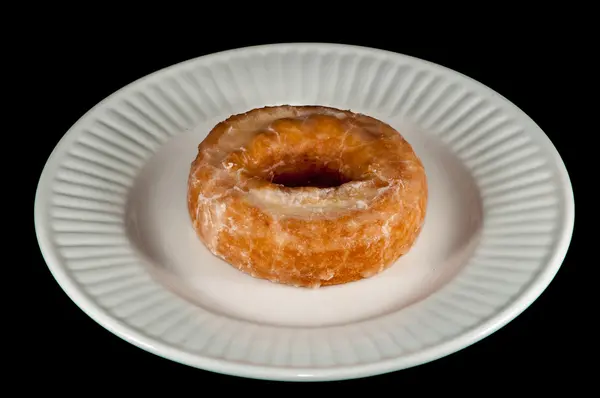 Donut acristalado aislado sobre un fondo negro — Foto de Stock