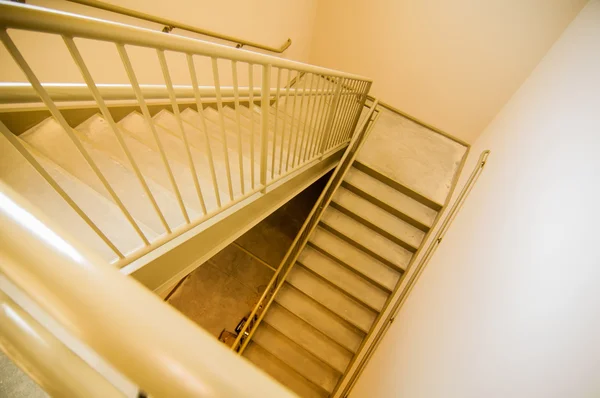 Escalera y salida de emergencia en el edificio —  Fotos de Stock