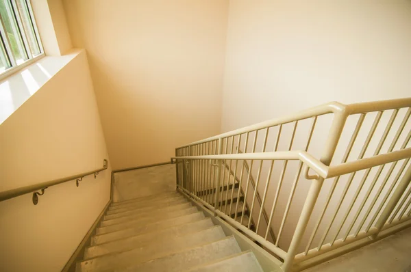 Escadaria e saída de emergência no edifício — Fotografia de Stock