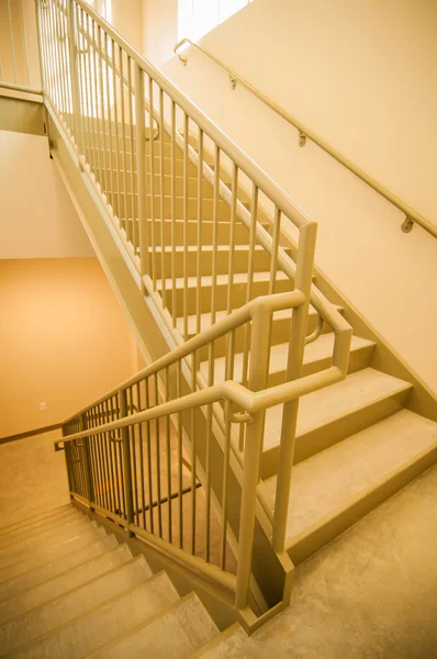 Escalier et sortie de secours dans le bâtiment — Photo