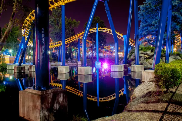 Rollercoaster v zábavním parku v usa — Stock fotografie