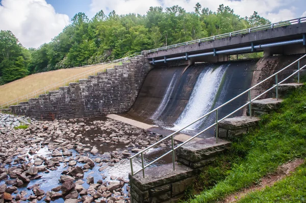 Základní betonové jezírko dam — Stock fotografie