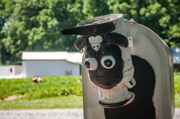 Vaca de metal na fazenda — Fotografia de Stock